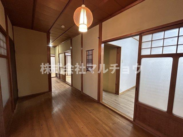 古尾平屋の内装|明るい色調の室内です