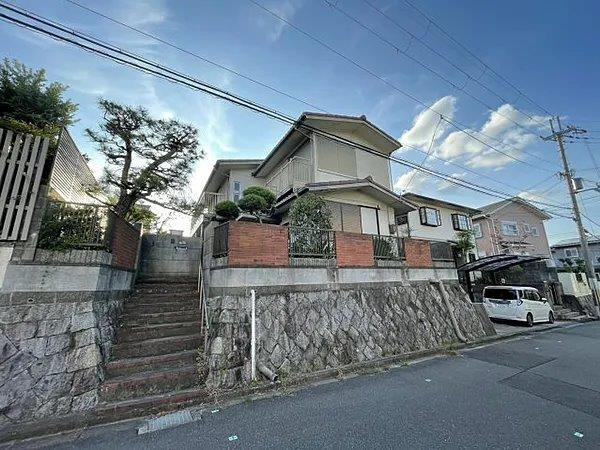 星田山手２丁目　中古一戸建ての前面道路含む現地写真|前面道路含む現地写真　幅員6ｍ
■物件内覧・資金計画相談・住宅ローン相談、リフォーム相談、お問合せ受付中■
※当日・翌日のご内覧、ご相談はお電話でのお問合せがスムーズです！