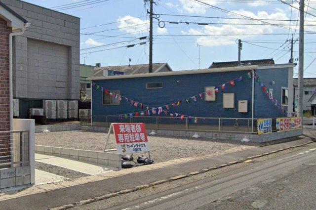 都城市一万城町の中古一戸建の駐車場