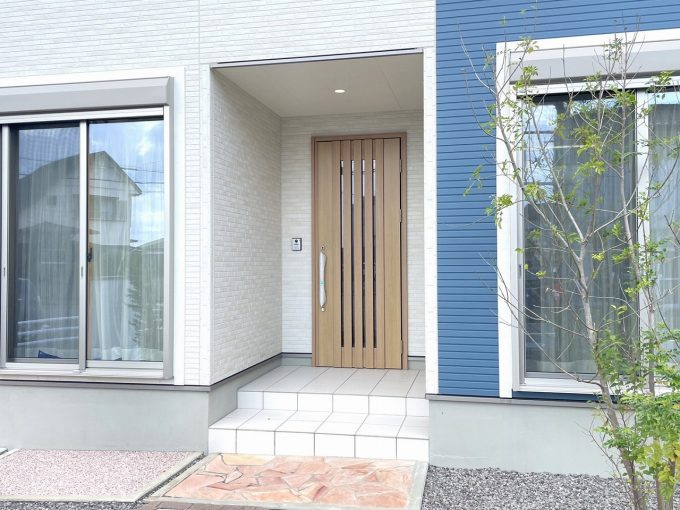 都城市一万城町の中古一戸建の玄関