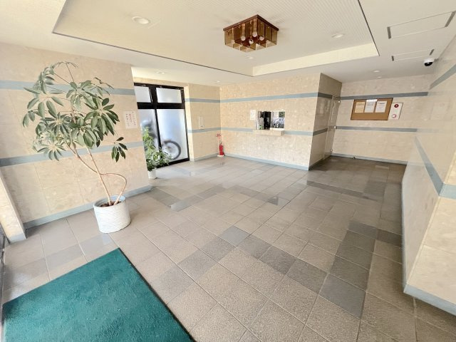 エイルスクエア春日のエントランス