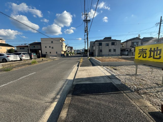 守山区向台2丁目｜名古屋市の戸建ならホームアップの前面道路含む現地写真|前面道路含む現地外観(2024年10月撮影)