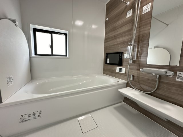 平塚市南金目　広々庭付き戸建の浴室