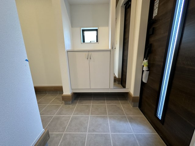 平塚市南金目　広々庭付き戸建の玄関