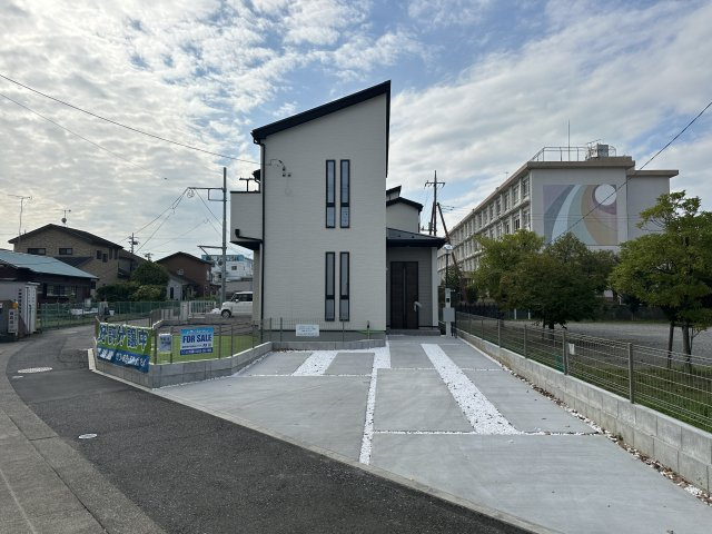 【成約】平塚市南金目　広々庭付き戸建の外観