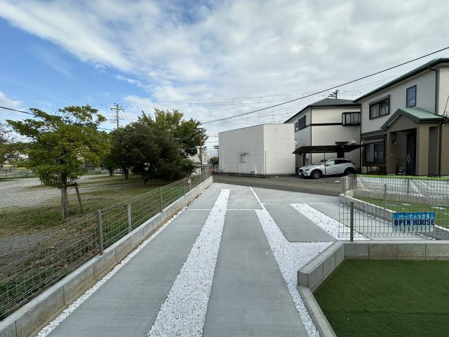 【成約】平塚市南金目　広々庭付き戸建の駐車場