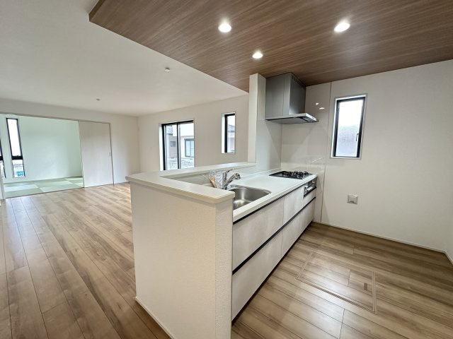 平塚市南金目　広々庭付き戸建の居間・リビング