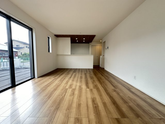 平塚市南金目　広々庭付き戸建の居間・リビング