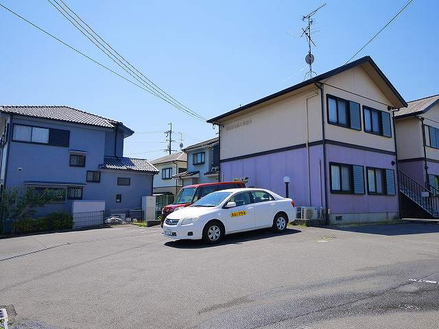 ウエストヒルズ秋篠Ｂの駐車場|車をお持ちの方に嬉しい駐車場付きの物件です