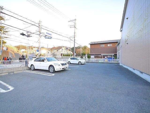 マンダリーノ（小瀬町）の駐車場|駐車場に車を止められます