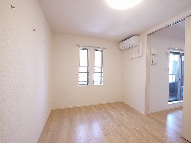 アザレアツインズの洋室|落ち着いた色調の洋室です