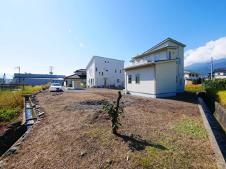 【外観】 | 広々とした庭で、家庭菜園やガーデニングを楽しめます。