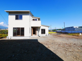 【外観】 | 10台以上は駐車可能な敷地です。