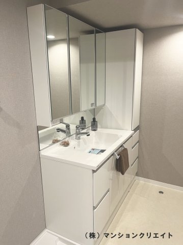 シンフォニアガーデン福井の独立洗面台|三面鏡付きシステム洗面化粧台