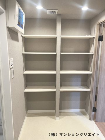 シンフォニアガーデン福井の収納|洗面室入り口には天井まで使える大容量の棚があります（棚の高さは自由に変えられます）