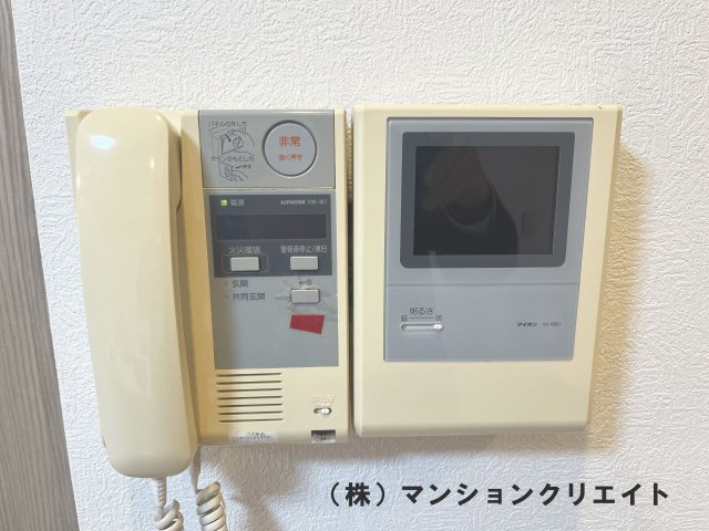 シンフォニアガーデン福井の防犯設備|リビングの壁にあるテレビモニター付きインターホン