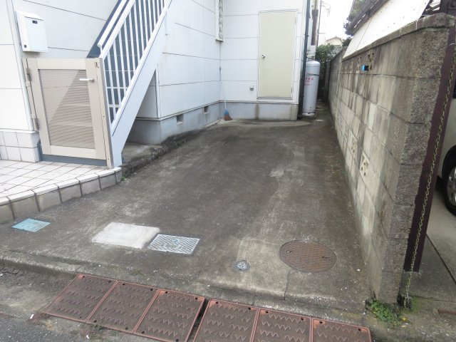 的場一丁目貸家　2-3階部分の駐車場