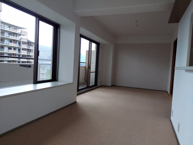 ラ・ビスタ宝塚サウステラス2番館の居間・リビング