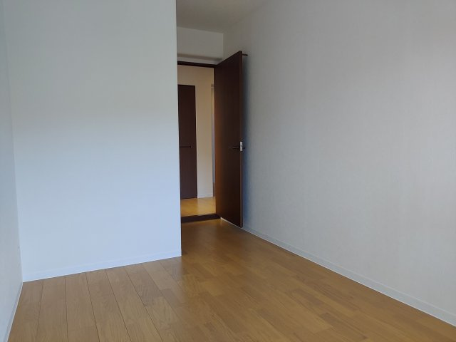 サーパス逆瀬川の洋室|洋室約5.8帖