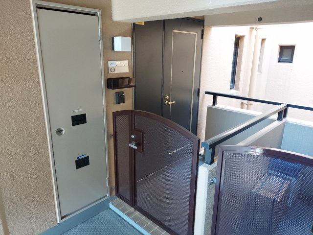 サーパス逆瀬川の玄関|玄関ポーチ