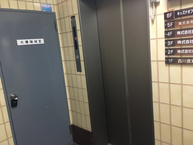 京桜興産ビルのエントランス