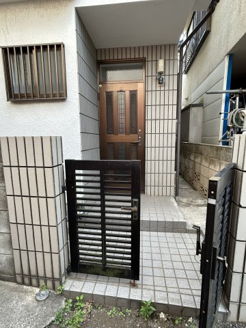 栄２－４－９貸家　のエントランス