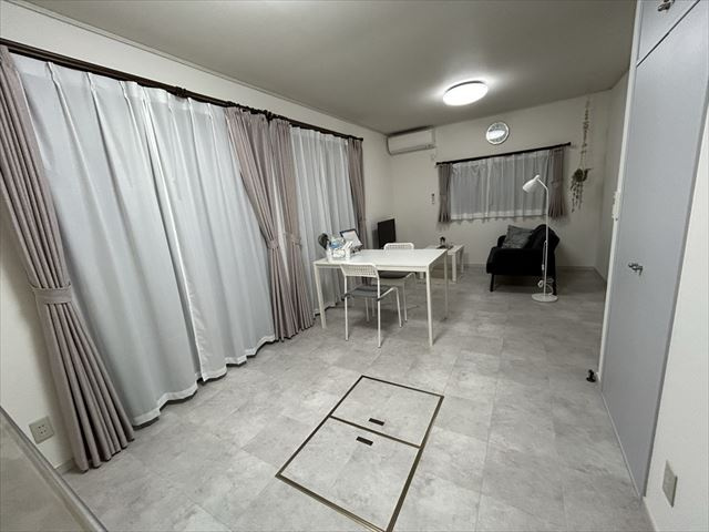 栄２－４－９貸家　の居間・リビング|壁、床新品に張替えしました