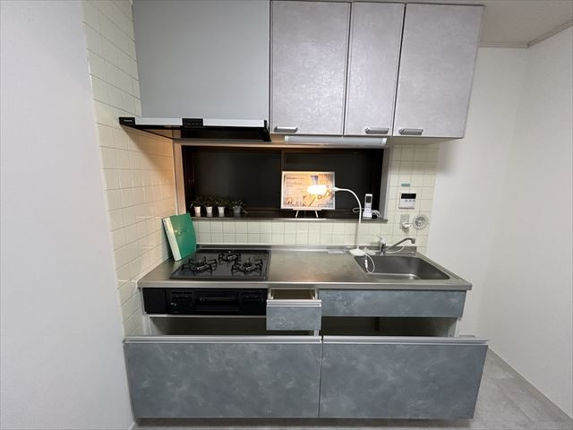 栄２－４－９貸家　のキッチン|3口コンログリル付き