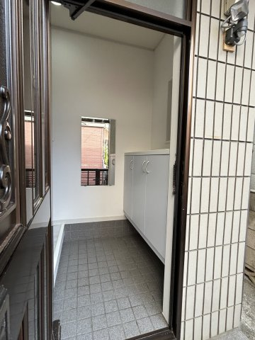 栄２－４－９貸家　の玄関