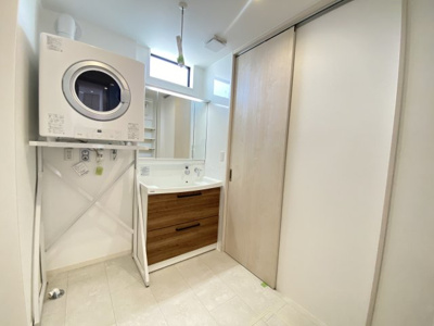 【独立洗面台】 | 読谷村渡慶次2期（全3棟）ラスト3号棟 | 3号棟　可動棚付き♪ガス衣類乾燥機標準装備♪