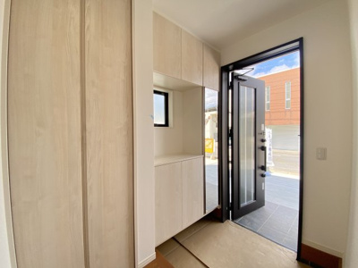 【玄関】 | 読谷村渡慶次2期（全3棟）ラスト3号棟 | 3号棟　玄関ホール収納付き♪