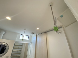 【脱衣所】 | 読谷村渡慶次2期（全3棟）3号棟 | 3号棟　洗濯物も干せる物干竿付き♪