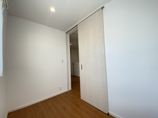 【洋室】 | 読谷村渡慶次2期（全3棟）3号棟 | 3号棟　使い方色々、納戸付き♪