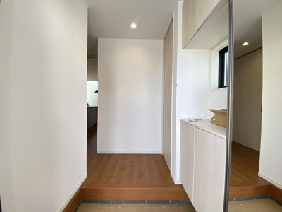 【玄関】 | 読谷村渡慶次2期（全3棟）3号棟 | 3号棟　玄関ホール収納付き♪