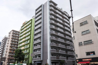 【外観】 | アルカディーナ天満橋リバーサイド | 大川沿いに建つマンション。都心ですが緑豊かな住環境です。