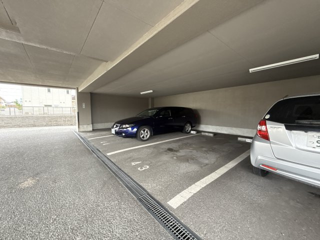 ロイヤルシャトー手柄南の駐車場