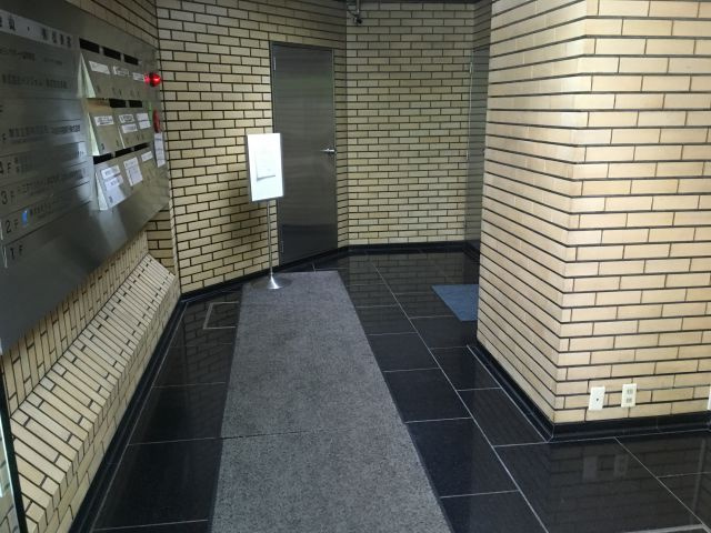 片山ビルのエントランス