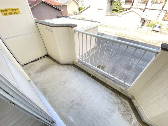 ビクトワール桜井のバルコニー|暖かな日差しのふりそそぐバルコニー