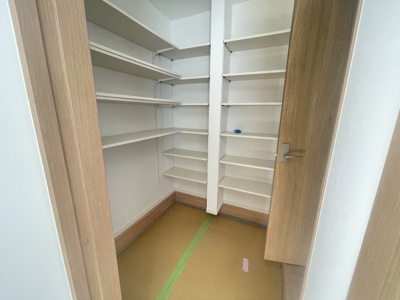 【玄関】 | 読谷村渡慶次2期（全3棟）2号棟 | 2号棟　土間収納付き♪（シューズインクローク）