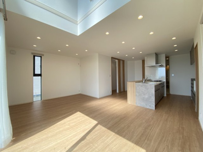 【居間・リビング】 | 読谷村渡慶次2期（全3棟）2号棟 | 2号棟　オーシャンビュー♪LDK21帖♪上部吹抜♪リビングエアコン標準装備♪