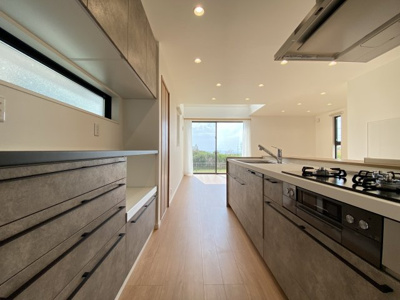 【キッチン】 | 読谷村渡慶次2期（全3棟）2号棟 | 2号棟　ビルトイン食洗機・カップボード・パントリー付き♪