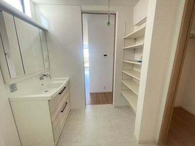 【独立洗面台】 | 読谷村渡慶次2期（全3棟）2号棟 | 2号棟　可動棚付き♪ガス衣類乾燥機標準装備♪