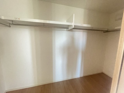 【収納】 | 読谷村渡慶次2期（全3棟）2号棟 | 2号棟　洋室8帖＋カウンター＋大容量WIC付き♪