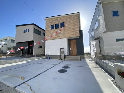 【外観】 | 読谷村渡慶次2期（全3棟）2号棟 | 2号棟　並列駐車3台可♪