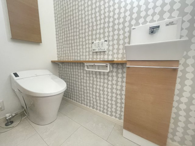 【トイレ】 | 読谷村渡慶次2期（全3棟）2号棟 | 2号棟　タンクレストイレ♪独立型手洗い器付き♪