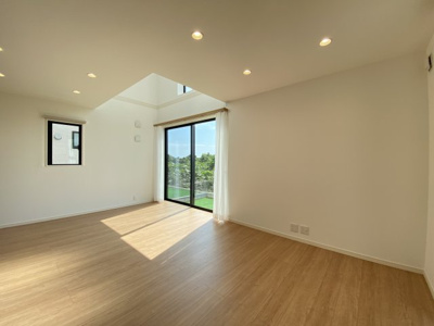 【居間・リビング】 | 読谷村渡慶次2期（全3棟）2号棟 | 2号棟　オーシャンビュー♪LDK21帖♪上部吹抜♪リビングエアコン標準装備♪