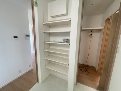 【脱衣所】 | 読谷村渡慶次2期（全3棟）2号棟 | 2号棟　可動棚付き♪洗面室隣はWIC付き♪