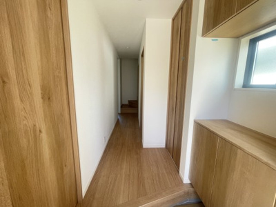 【玄関】 | 読谷村渡慶次2期（全3棟）2号棟 | 2号棟　玄関ホール収納付き♪