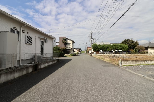 足利市小俣南町の売地の前面道路含む現地写真