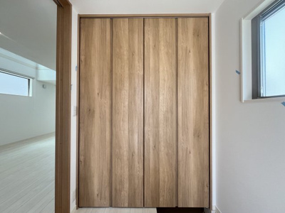 【玄関】 | 読谷村渡慶次2期（全3棟）1号棟 | 1号棟　玄関収納付き♪